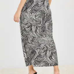 Styli Printed Midi Length Flared Skirt With Shorts image 2
