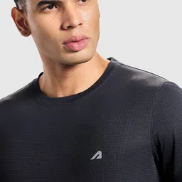 BOLDFIT Men Pockets T-shirt image 2