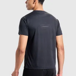 BOLDFIT Men Pockets T-shirt image 5