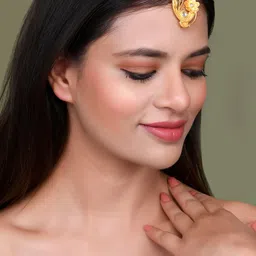 Silvermerc Designs Gold-Plated  White Kundan-Studded  Pearl Beaded Floral Maang Tikka image 5