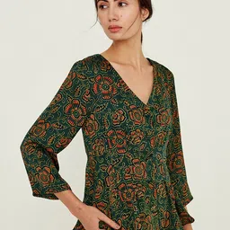 Ancestry Floral Printed V-Neck Three-Quarter Sleeves Top-picture-16