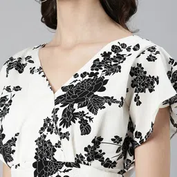 SHOWOFF Floral Printed Styled Back Crop Top image 5