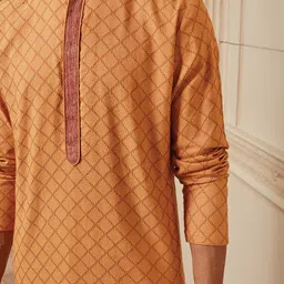 Tasva Men Textured Kurta Set image 2