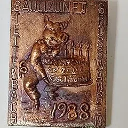 Feldschlösschen Commemorative Medal, Vintage Swiss Brewery Collectible Badge, Castle Emblem Design with Soldier and Camera Motif-picture-19