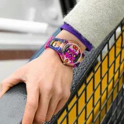 Swatch Unisex Printed Dial & Straps Analogue Watch SUOZ341 image 3