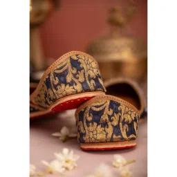House of Vian Aria Embroidered Juttis image 4