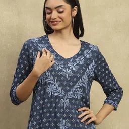 House of Chikankari Bandhani Printed V-Neck Chikankari Kurta-image-9