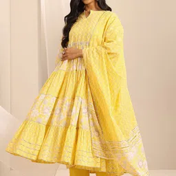 Libas Women Floral Printed Kurta with Trousers & With Dupatta image 4