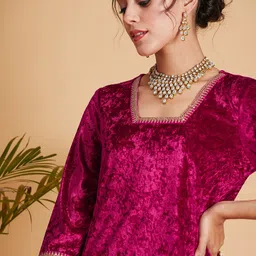 Shae by SASSAFRAS Fuchsia Sequinned Velvet Straight Kurta image 2