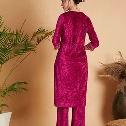 Shae by SASSAFRAS Fuchsia Sequinned Velvet Straight Kurta image 4