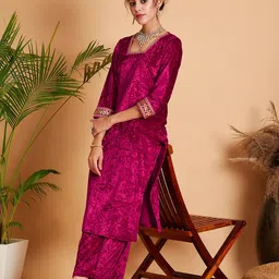 Shae by SASSAFRAS Fuchsia Sequinned Velvet Straight Kurta image 5