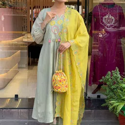 Brand Hill Floral Embroidered Thread Work Kurta With Trousers & Dupatta image 3