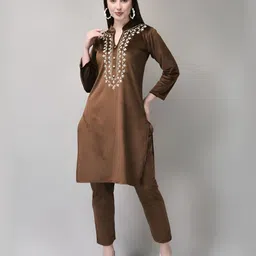 FNOCKS Women Ethnic Motifs Embroidered Mandarin Collar Velvet Kurta with Trousers-picture-15