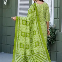 PRISHA FASHION Women Floral Printed Regular Kurta with Churidar & With Dupatta image 4