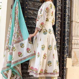DIVASTRI Floral Printed Regular Kurta with Trousers & With Dupatta image 4