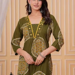 EtnicaWear Ethnic Motifs Printed Square Neck Pure Cotton Straight Kurta with Trousers image 3
