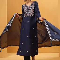Ishin Women Floral Embroidered Kurta with Trousers & Dupatta image 2