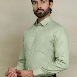 JADE BLUE Men Cutaway Collar Gingham Checked Cotton Casual Shirt image 4