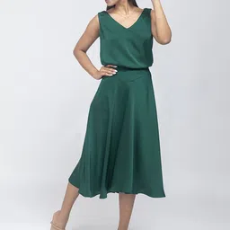 D'Almirah Emerald Elegance V Neck Top With Skirt image 3