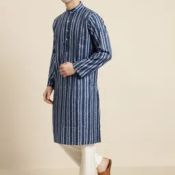 SOJANYA Men Navy Blue & White Pure Cotton Leheriya Printed Kurta image 4