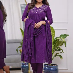 Navlik Women Floral Embroidered Kurta with Trousers & Dupatta image 4