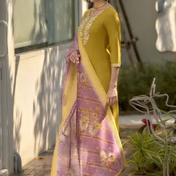 DIVASTRI Women Floral Embroidered Regular Thread Work Kurta with Trousers & With Dupatta image 4