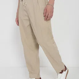 SHOWOFFFF Men Tapered Fit Low-Rise Pleated Trousers image 3