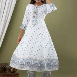 SP DESIGNS Women Floral Printed Kurta with Palazzos & With Dupatta image 5