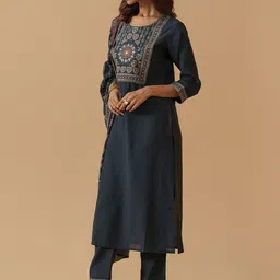 House of Pataudi Embroidered Kurta With Trousers & Dupatta image 5