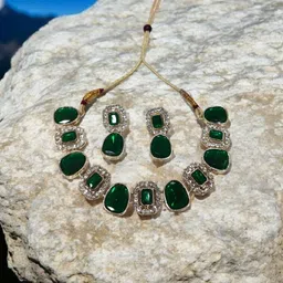 Women Click Stone-Studded Jewellery Set image 1