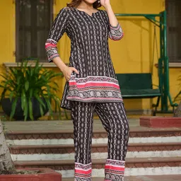 VIBE VISION Printed V-Neck Top With Trousers Co-Ords image 3