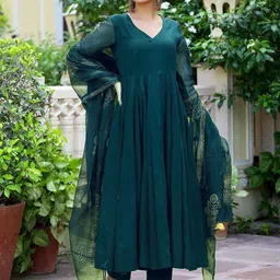 GoSriKi Women Regular Kurta with Trousers & With Dupatta image 3