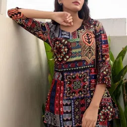 Maheshwar Printed V-Neck Tunic & Trousers Co-Ords image 3
