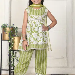 Cutiekins Girls Floral Printed A-Line Kurta with Trousers & Dupatta image 3