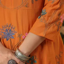 CREEPER Women Floral Embroidered Regular Thread Work Kurta with Trousers & With Dupatta image 4