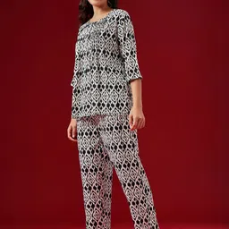 Clovia Women Printed Night suit image 2