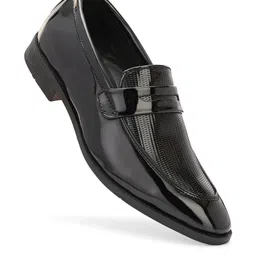 DODA Men Textured Patent Leather Loafers image 3