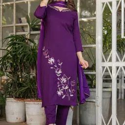 BAPS Floral Embroidered Notch Neck Thread Work Straight Kurta With Trousers & Dupatta image 5