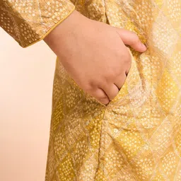 Manyavar Boys Bandhani Printed Mandarin Collar Sequinned Kurta With Pyjamas image 3