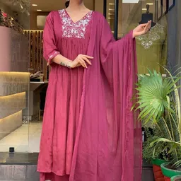 MEHARIKA Ethnic Motifs Embroidered V-Neck Empire Thread Work Kurta With Trousers & Dupatta image 5