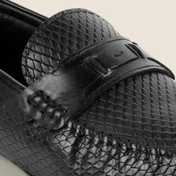 Metro Men Textured Leather Loafers image 2