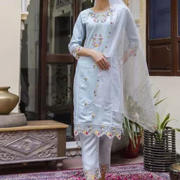 VredeVogel Women Floral Embroidered Regular Kurta with Trousers & With Dupatta-image-79