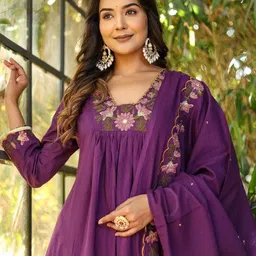 VS MALL Floral Embroidered Square Neck Pleated Thread Work Kurta With Trouser & Dupatta image 4