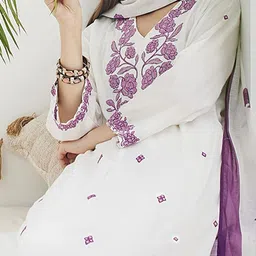 Indo Era Women Floral Printed Regular Kurta with Trousers & Dupatta image 3