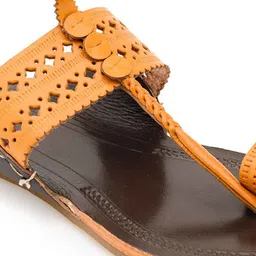 House of Pataudi Women Leather Kolhapuri One Toe Flats image 3