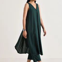 DIVASTRI V-Neck Sleeveless A-Line Kurta With Trousers image 3