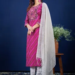 ARADHNA Women Bandhani Embroidered Regular Sequinned Kurta with Trousers & With Dupatta image 2