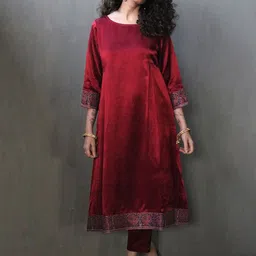 Chidiyaa Women Maroon Solid Kurta with Trousers-picture-25