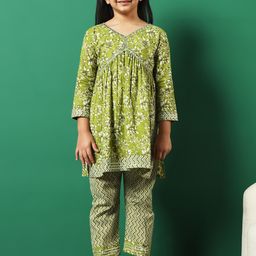 Readiprint Fashions Girls Floral Printed Empire Gotta Patti Cotton Kurti with Trousers-picture-3