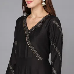 AHIKA Black and Gold Ethnic Motifs Gotta Patti Detail Kurta With Trousers & Dupatta image 4